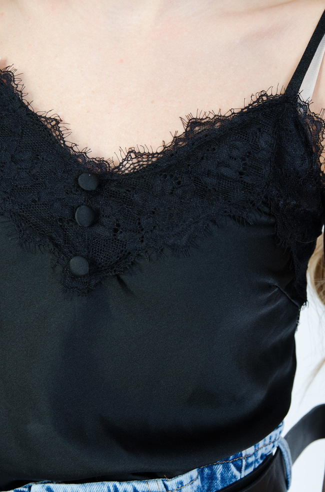 CZARNA SATYNOWA BLUZKA NA CIENKICH RAMIĄCZKACH 