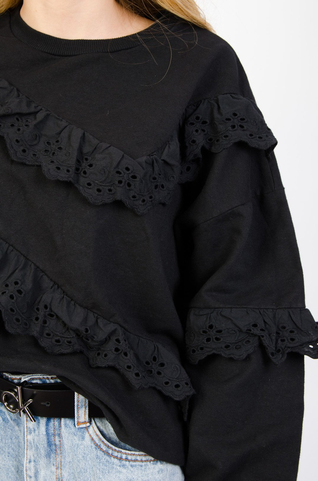 BLUZA Z AŻUROWYMI FALBANAMI W KOLORZE CZARNYM