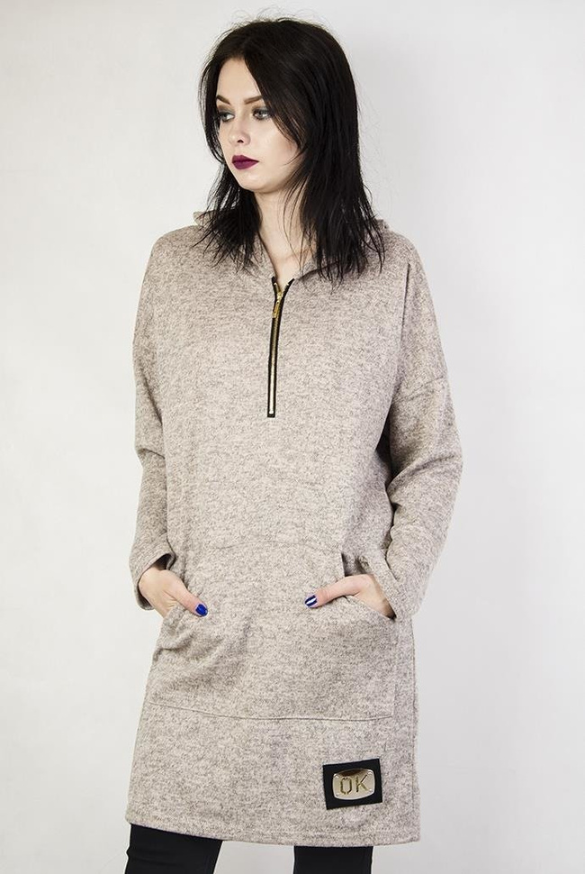 Beżowa bluzka typu kangurka, z zamkiem w dekolcie