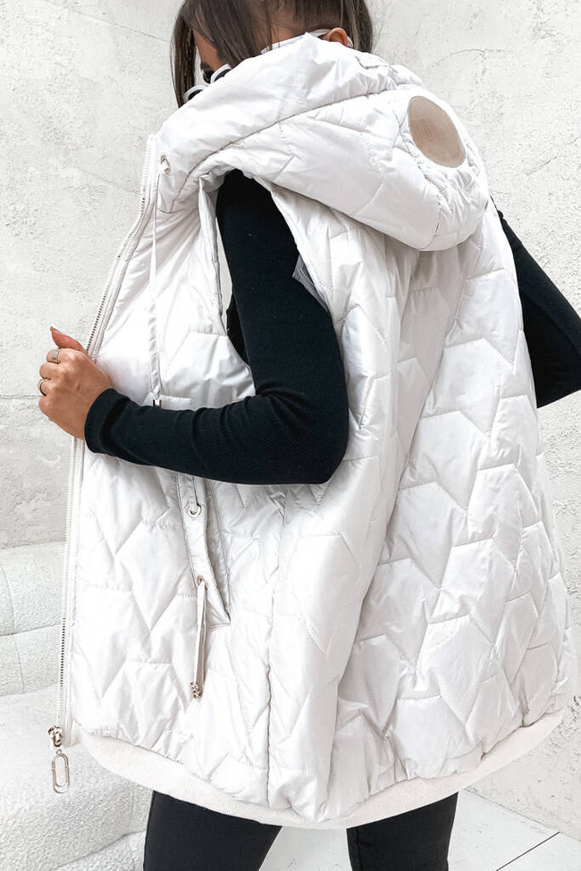 ASYMETRYCZNA KAMIZELKA Z NASZYWKĄ NA KAPTURZE- BIAŁA