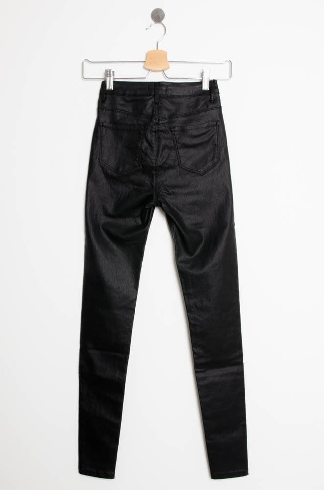 Czarne spodnie woskowane z wysokim stanem- imitacja skóry