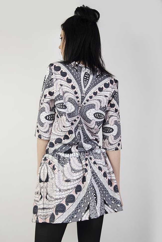 Sukienka we wzory, z gumką w pasie