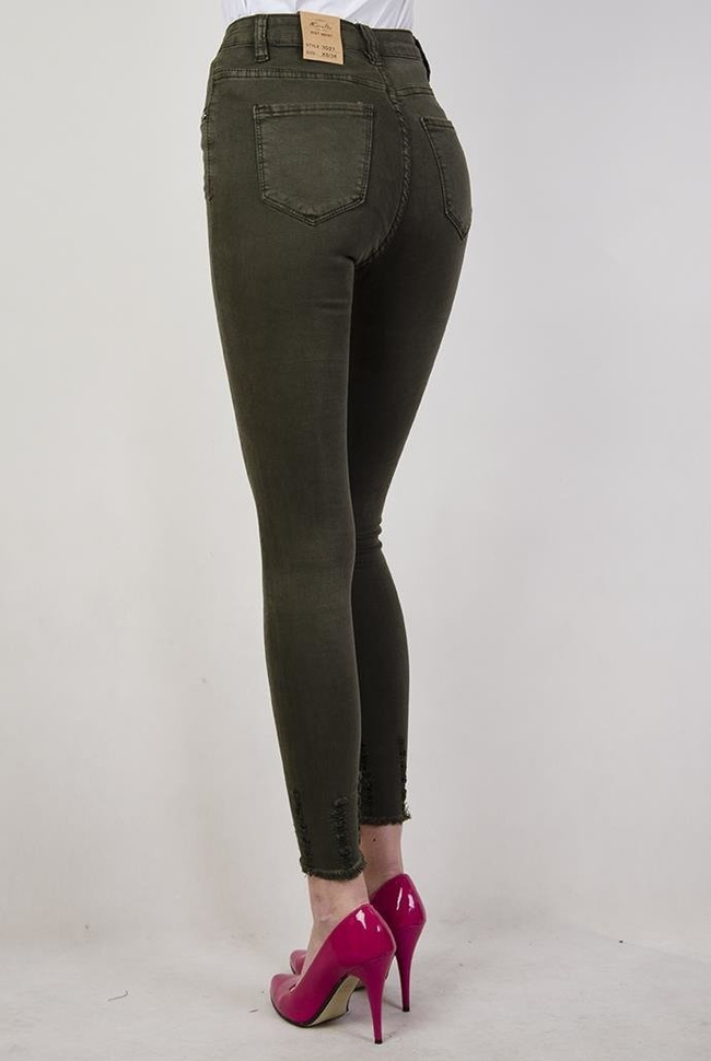 Zielone spodnie jeansowe z przetarciami przy nogawce