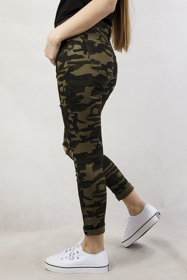 Spodnie moro z naszywkami