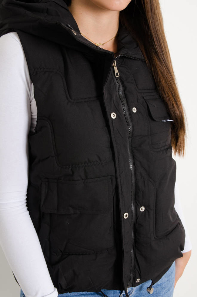 CZARNA KAMIZELKA Z KAPTUREM