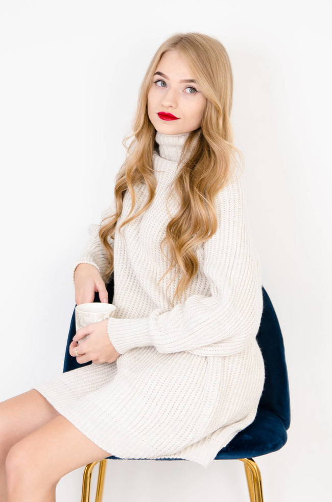 DŁUGI BEŻOWY SWETER Z PÓŁGOLFEM