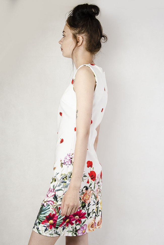 Biała sukienka o prostym kroju, w kwiaty