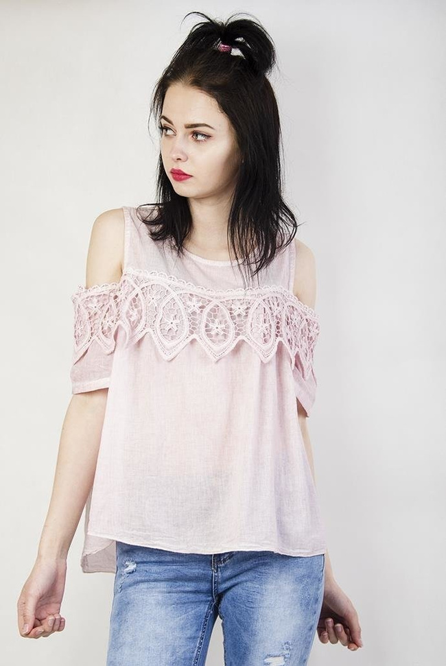 Jasnoróżowa bluzka z wyciętymi ramionami i ażurowym zdobieniem
