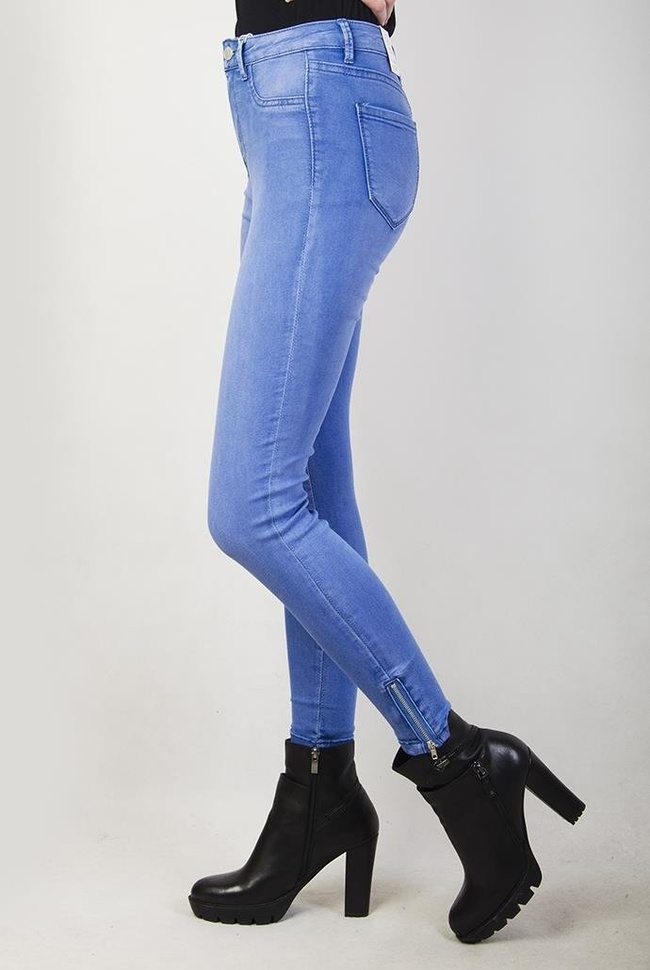 Jasnoniebieskie spodnie jeansowe z zamkami