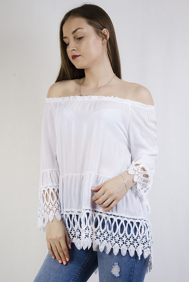 Biała bluzka z hiszpańskim dekoltem i ażurowymi wstawkami