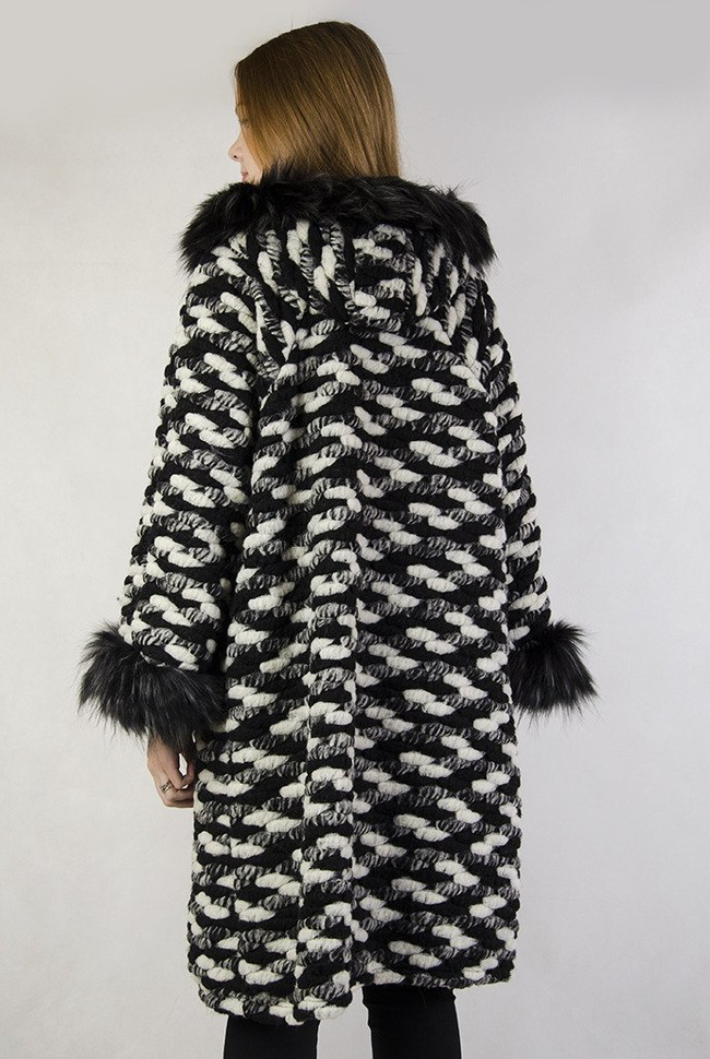 Biało-czarny płaszcz z czarnym futrem