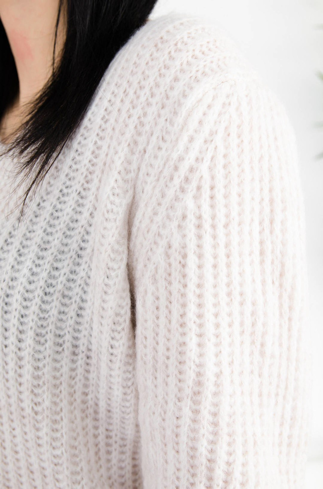 BEŻOWY SWETER Z DEKOLTEM W SZPIC