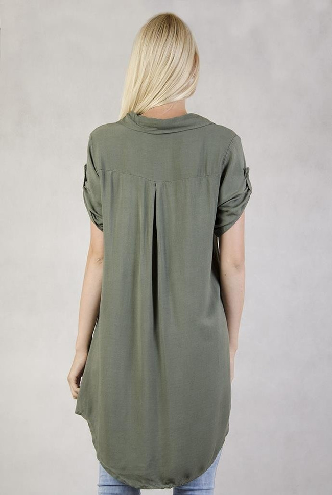 Koszula khaki z naszywkami i przedłużanym tyłem