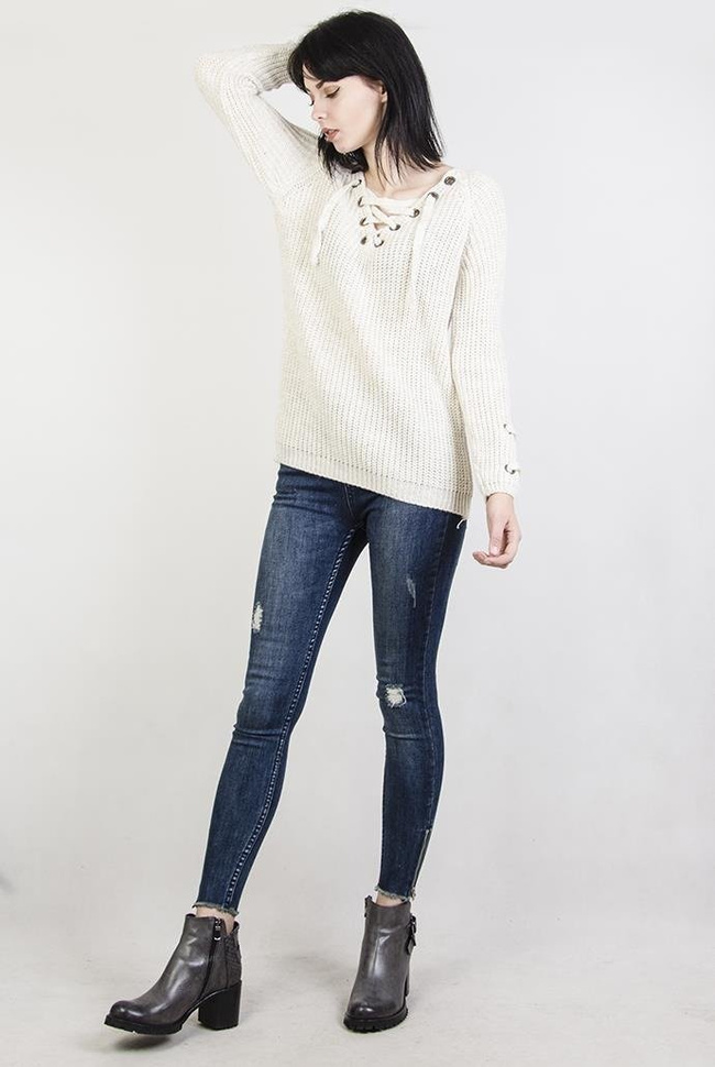 Beżowy sweter z wiązaniem w dekolcie