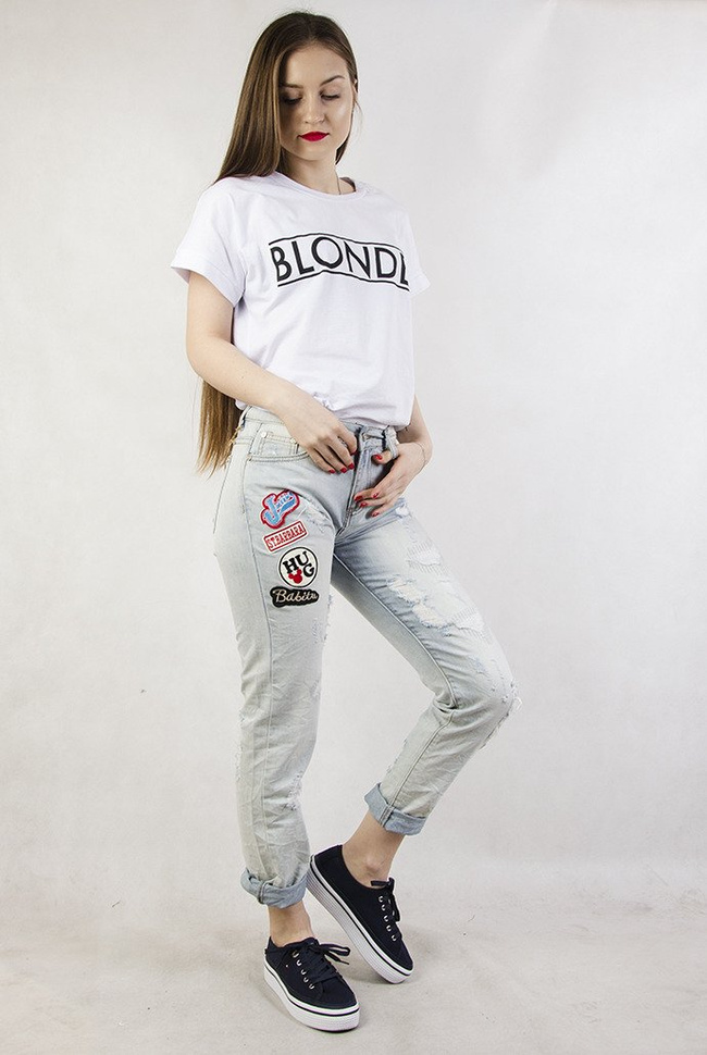 Jasne spodnie jeansowe typu boyfriend z naszywkami