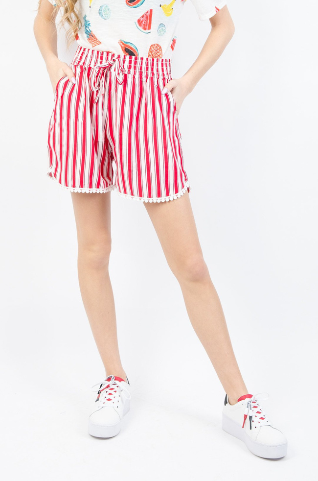 Spodenki w czerwone paski z pomponami na dole nogawki
