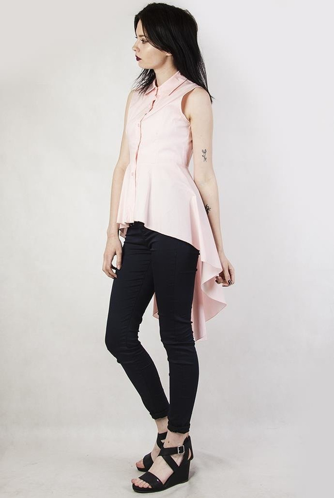 Jasnoróżowa koszula z przedłużanym tyłem