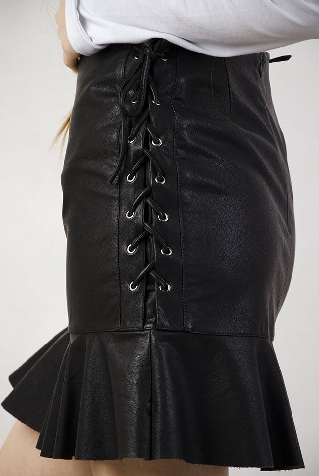 Czarna spódnica skórkowa z wiązaniami