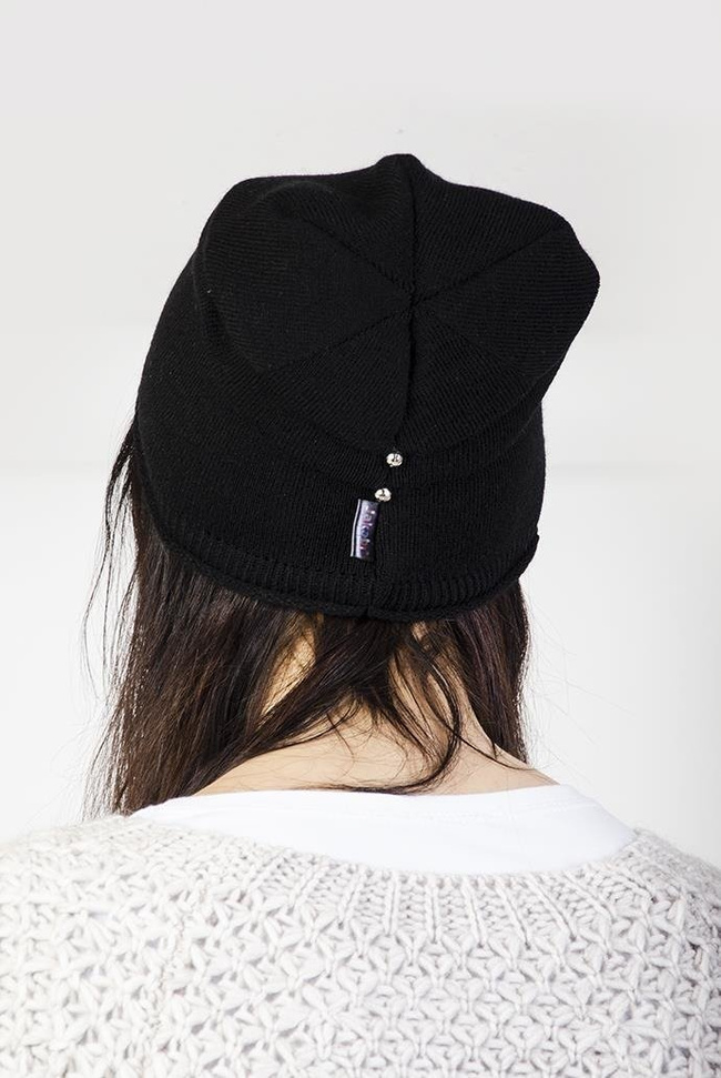 Czarna czapka, podszyta z tyłu