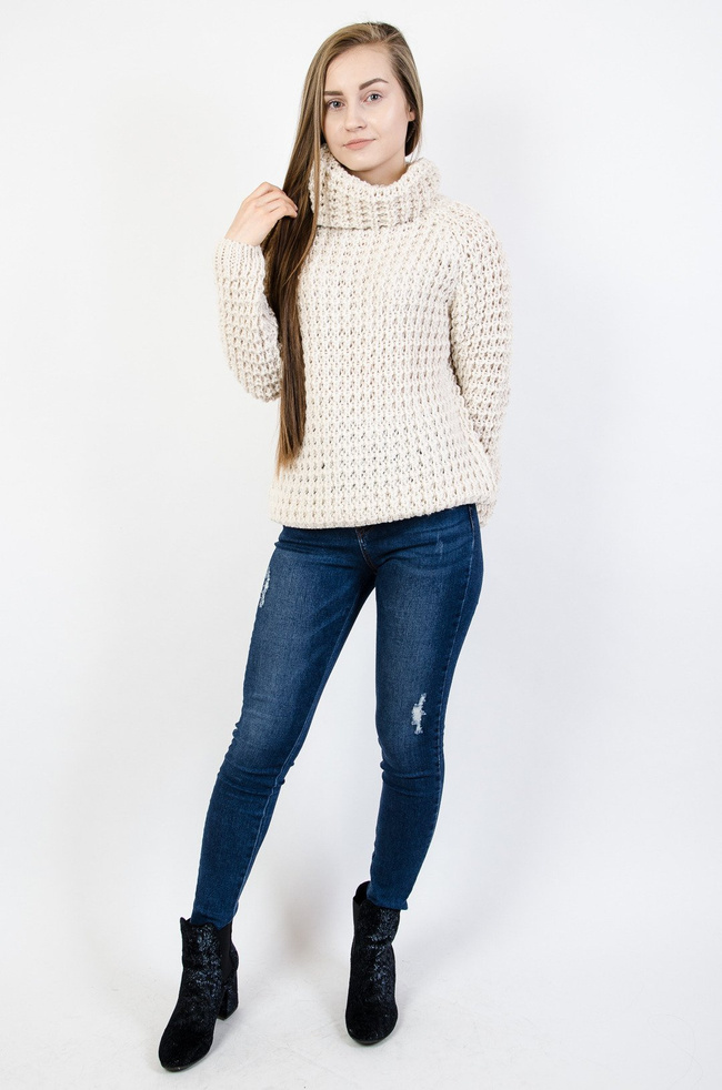 Beżowy sweter z golfem przeplatany srebrną nicią 