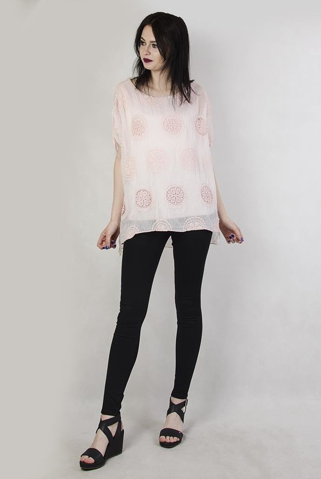 Jasnoróżowa bluzka z haftowanymi kółeczkami