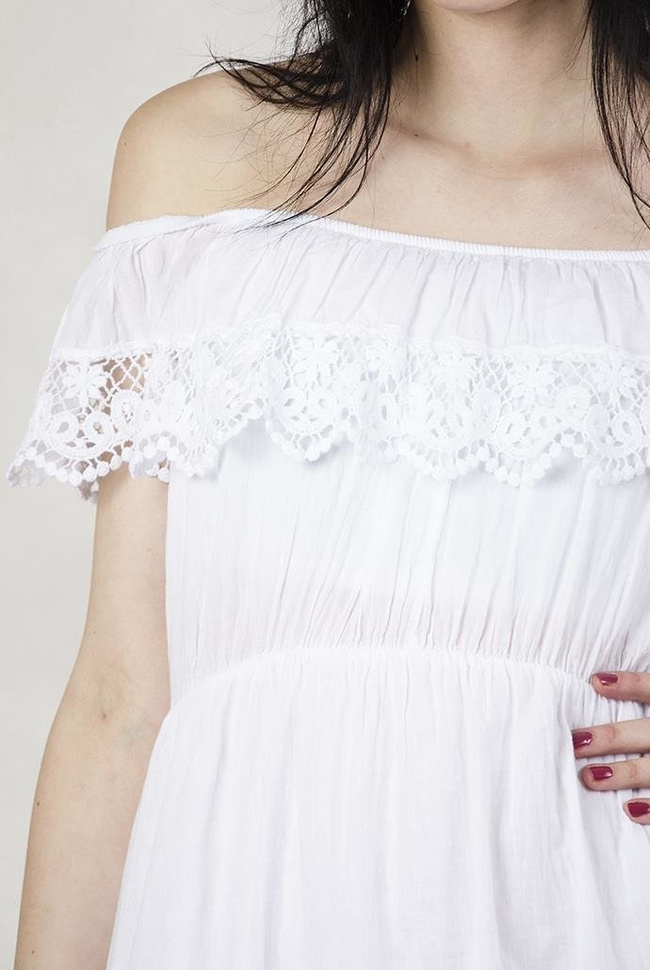 Biała sukienka z ażurowymi wstawkami i gumką w pasie