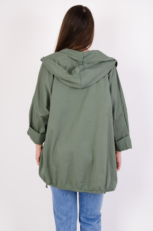 Zielona zapinana narzuta ze ściagaczem na dole