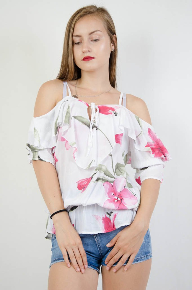 BIAŁA BLUZKA W KWIATY Z WYCIĘTYMI RAMIONAMI