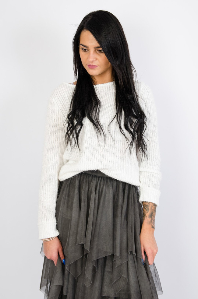 Biały sweter z koronkowym wycięciem na plecach 