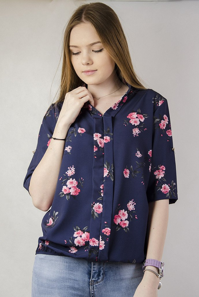 Granatowa bluzka w kwiaty, rękaw 3/4