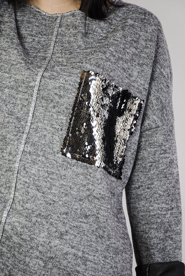 Ciemnoszara bluzka z cekinową kieszonką