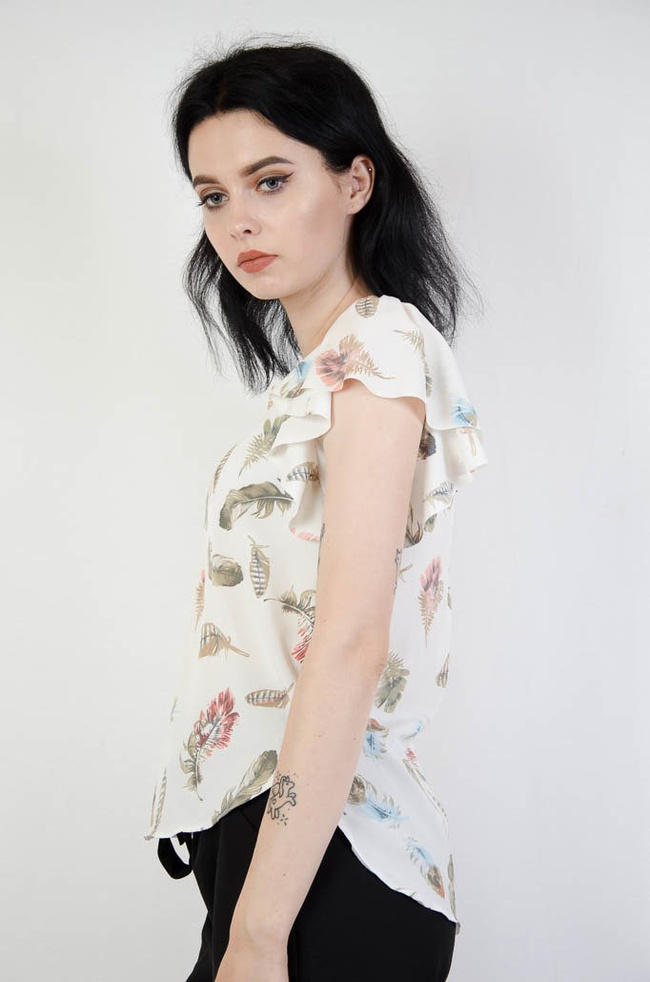 Biała bluzka w kolorowe piórka