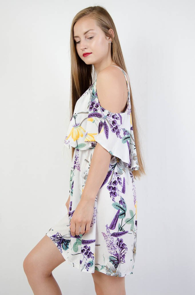 Biała sukienka w kwiaty z hiszpańskim dekoltem