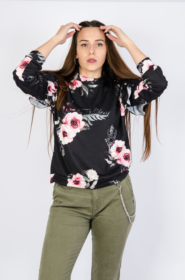 Czarna bluza w kwiaty z falbankami na rękawach