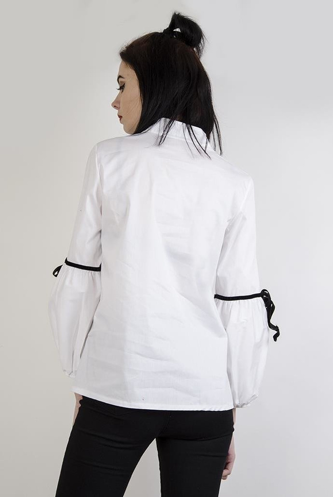 Biała koszula z czarnymi, aksamitnymi wstążkami