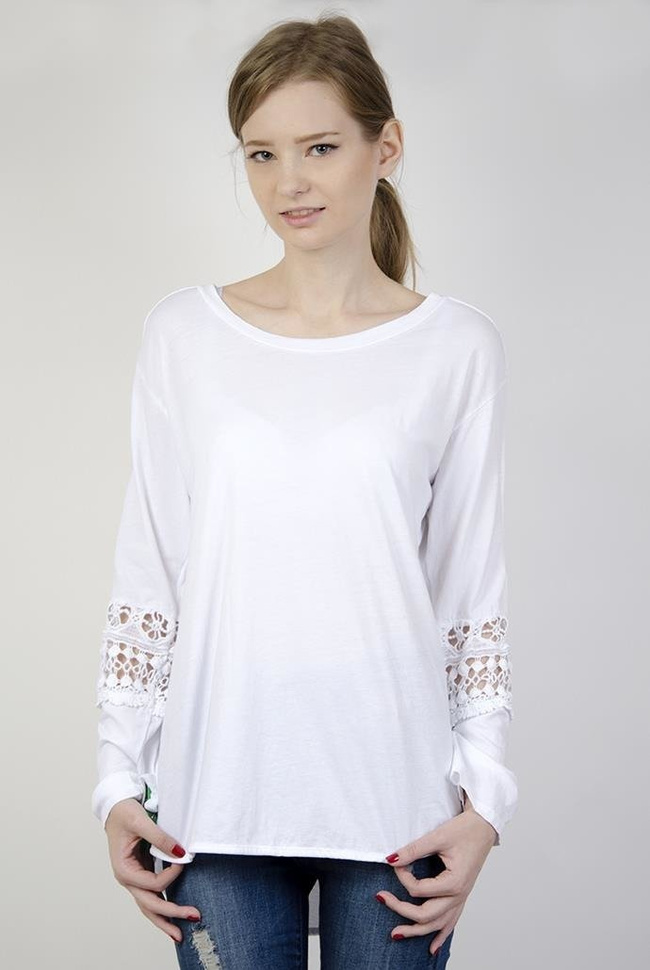 Biała bluzka z pięknymi zdobieniami na ramionach