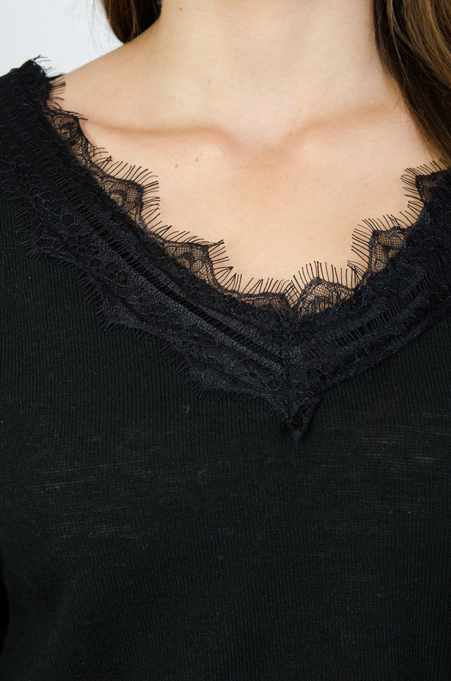 Czarna bluzka z koronką na plecach
