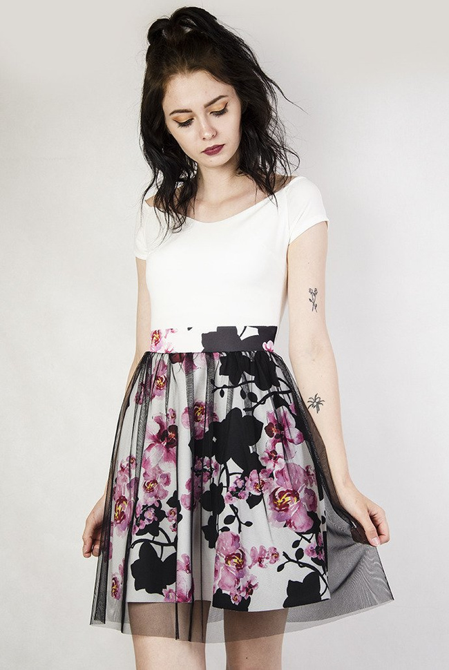 Biała sukienka z dołem w kwiaty, z siateczkowym obszyciem