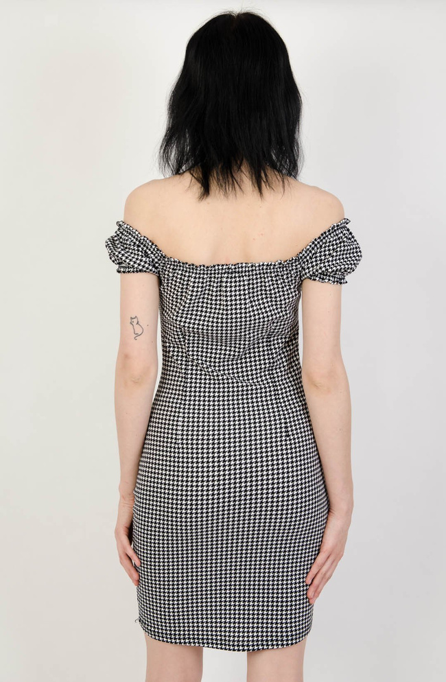 Dopasowana sukienka w pepitkę z odkrytymi ramionami