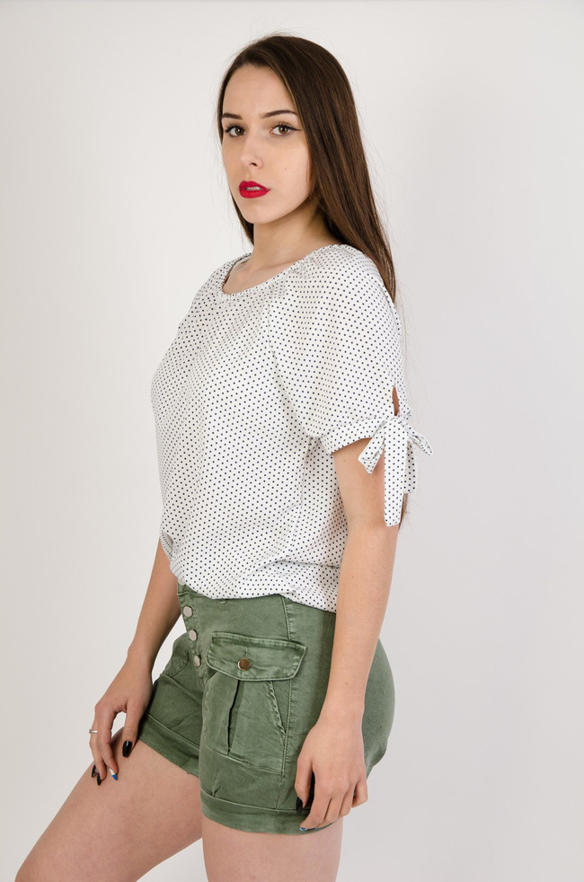 Biała bluzka w kropki z gumą w dekolcie