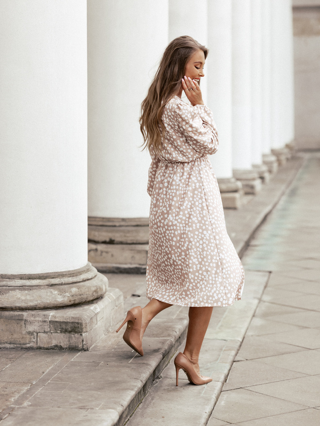 SUKIENKA W KROPKI Z GUMĄ W PASIE I ROZPORKIEM- BEŻOWA