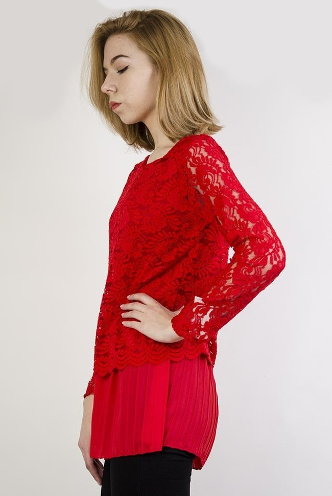 Czerwona koronkowa bluzka, z plisowanym przedłużeniem