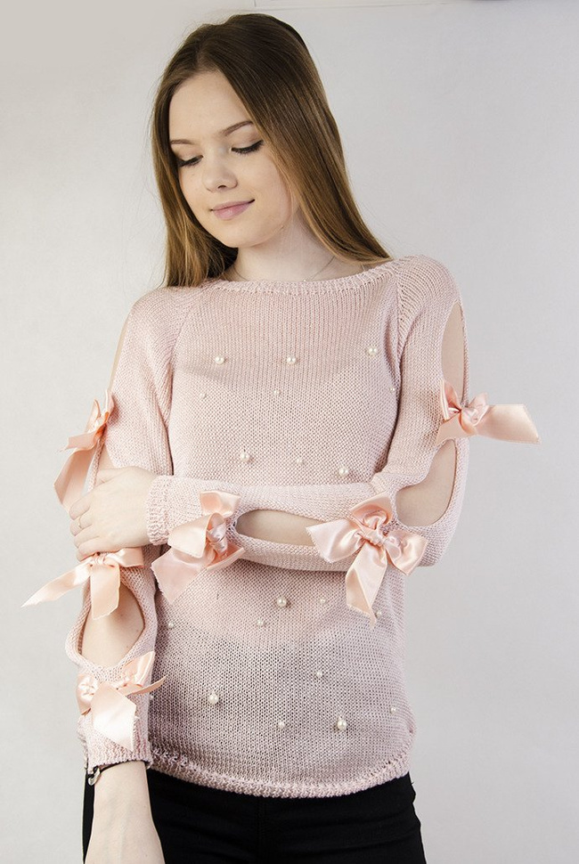 Jasnoróżowy sweter z koralikami