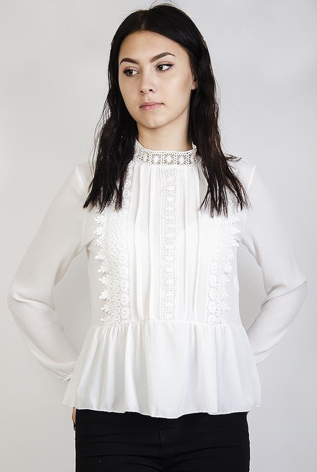 Biała bluzka szyfonowa z ażurowymi zdobieniami