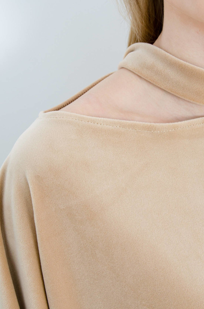 BEŻOWA WELUROWA SUKIENKA Z DOPASOWANYM DOŁEM