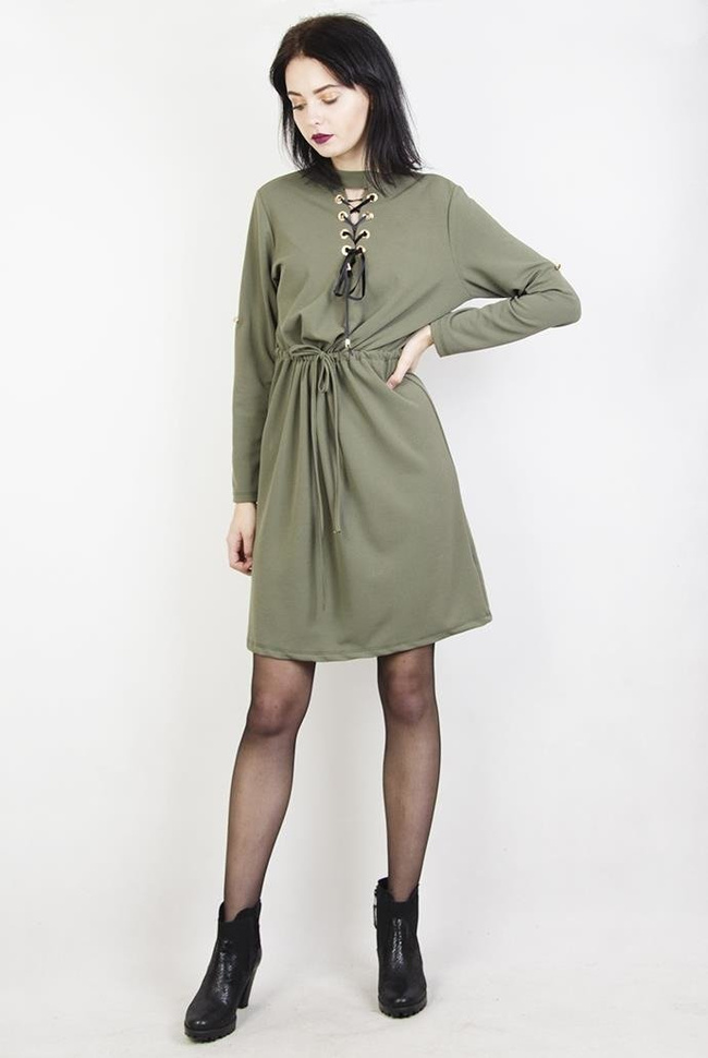 Zielona sukienka wiązana w dekolcie