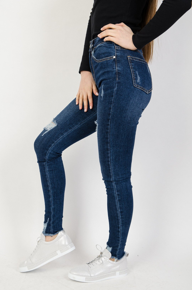 Granatowe spodnie jeansowe z przetarciami