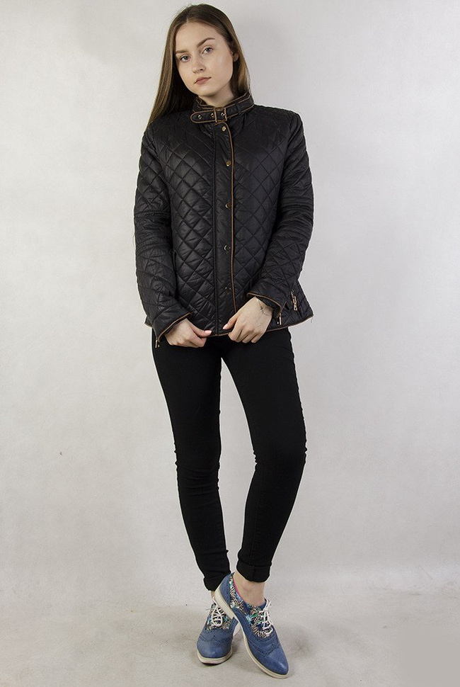 Czarna pikowana kurtka z brązowymi wykończeniami