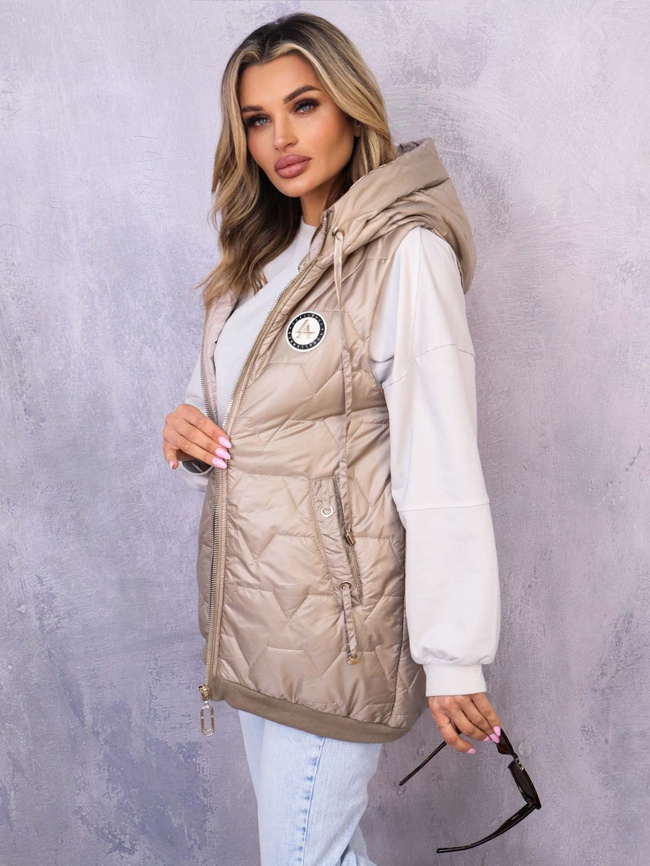 ASYMETRYCZNA KAMIZELKA Z OZDOBNĄ NASZYWKĄ- BRĄZOWA