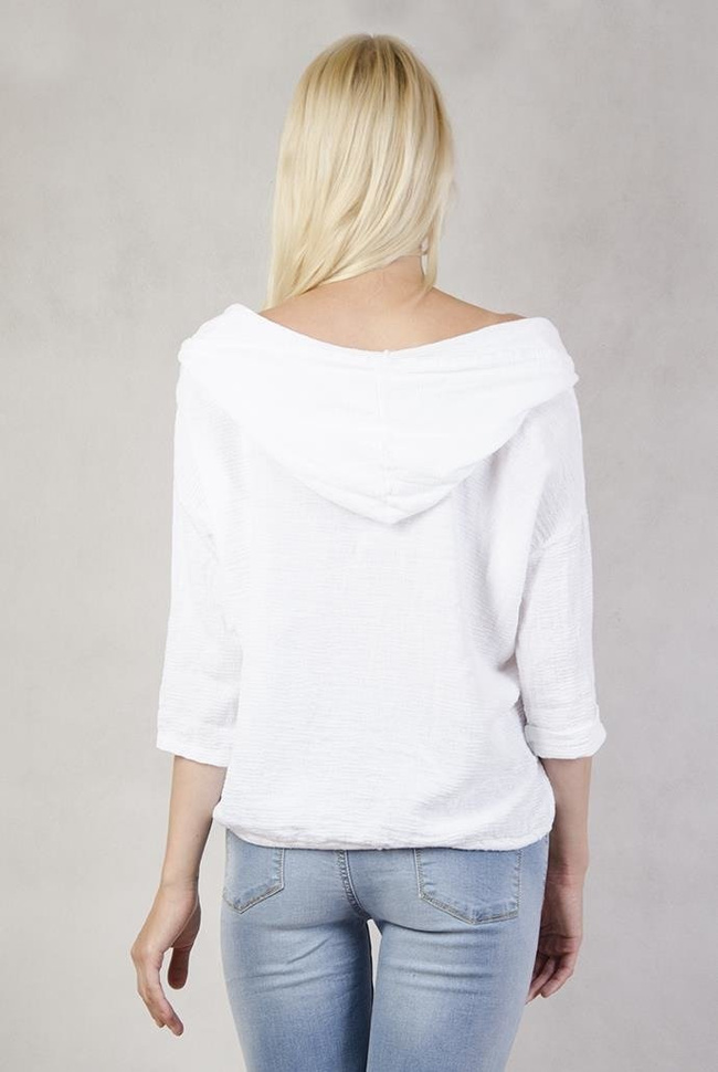 Biała narzutka z kapturem